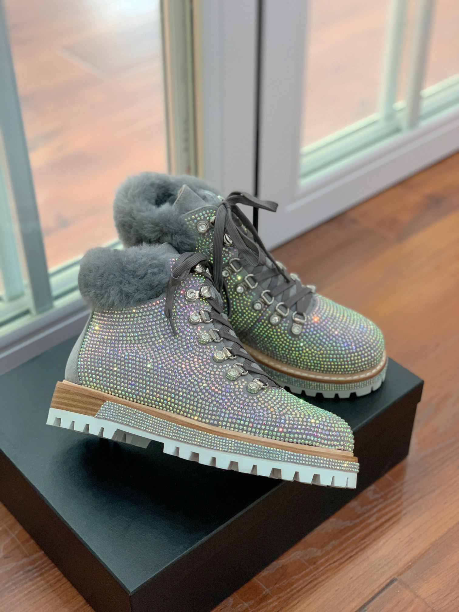 【LeSilla】满钻款。代购级。莱斯娜意大利知名品牌。他的设计灵感源自于使一个女人的形象真实而充满魅力