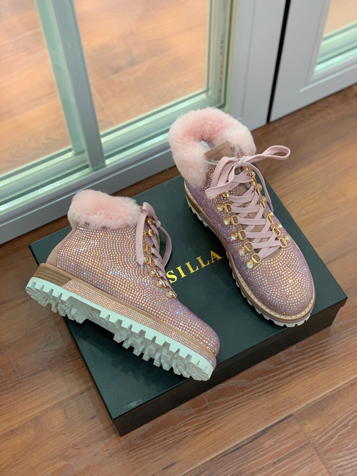 【LeSilla】满钻款。代购级。莱斯娜意大利知名品牌。他的设计灵感源自于使一个女人的形象真实而充满魅力