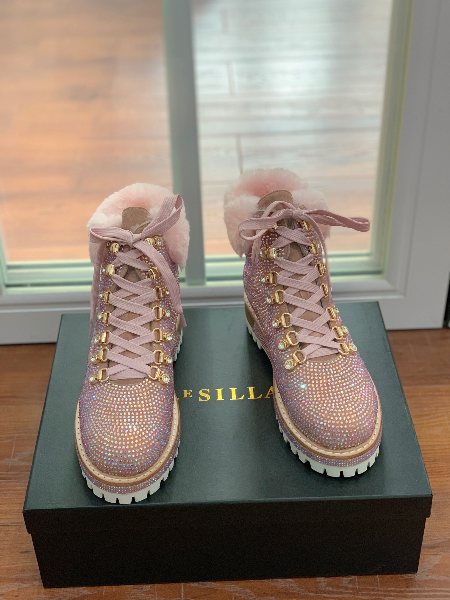 【LeSilla】满钻款。代购级。莱斯娜意大利知名品牌。他的设计灵感源自于使一个女人的形象真实而充满魅力