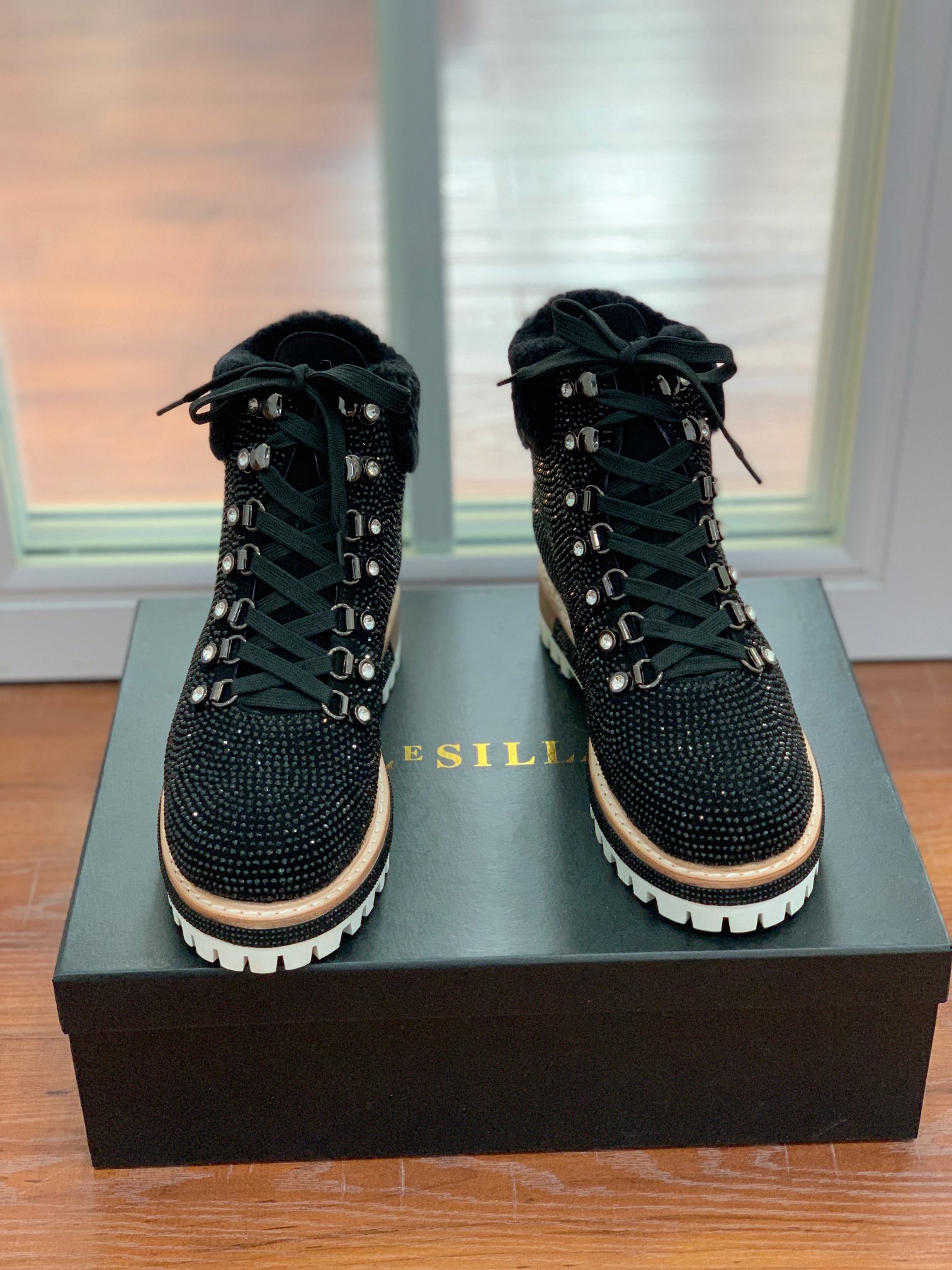 【LeSilla】满钻款。代购级。莱斯娜意大利知名品牌。他的设计灵感源自于使一个女人的形象真实而充满魅力