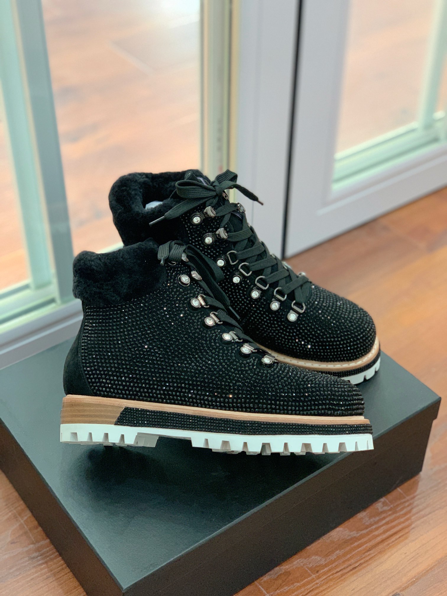 【LeSilla】满钻款。代购级。莱斯娜意大利知名品牌。他的设计灵感源自于使一个女人的形象真实而充满魅力