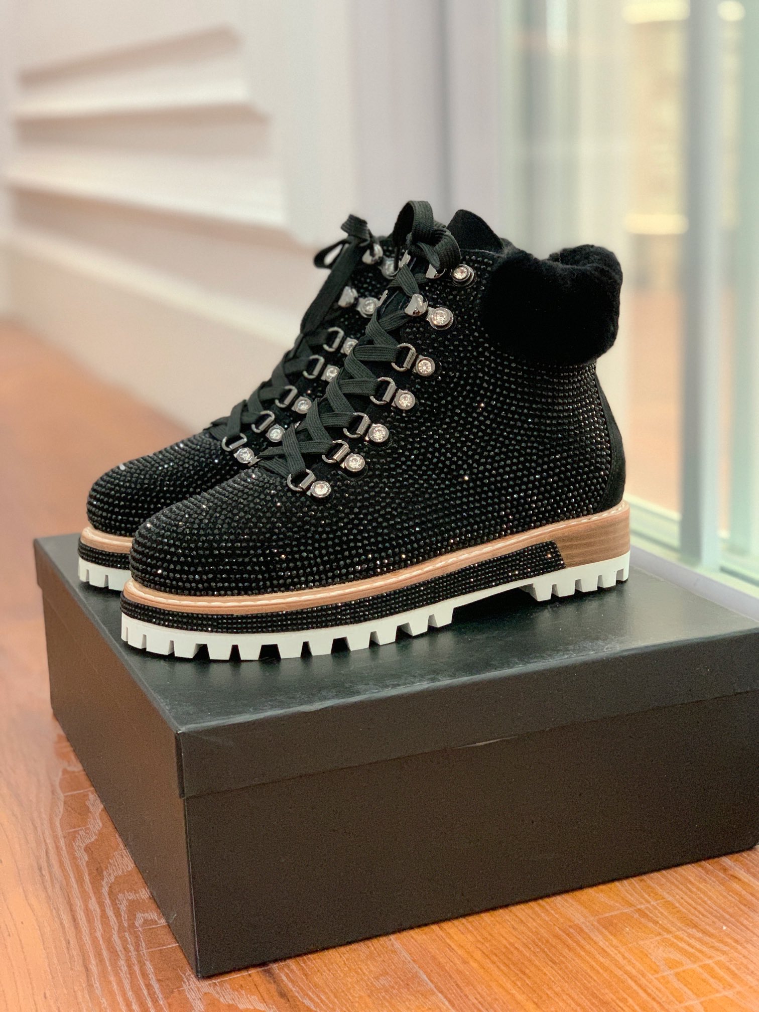 【LeSilla】满钻款。代购级。莱斯娜意大利知名品牌。他的设计灵感源自于使一个女人的形象真实而充满魅力