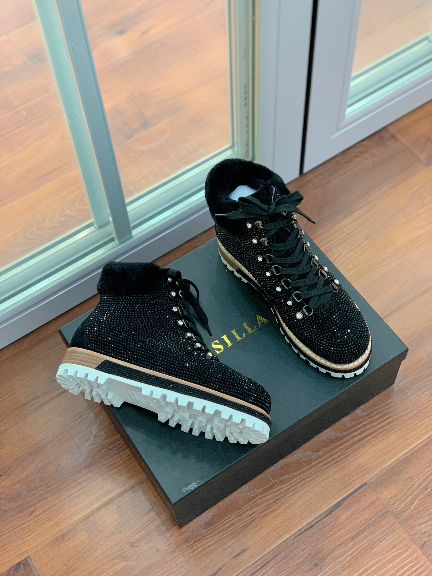 【LeSilla】满钻款。代购级。莱斯娜意大利知名品牌。他的设计灵感源自于使一个女人的形象真实而充满魅力