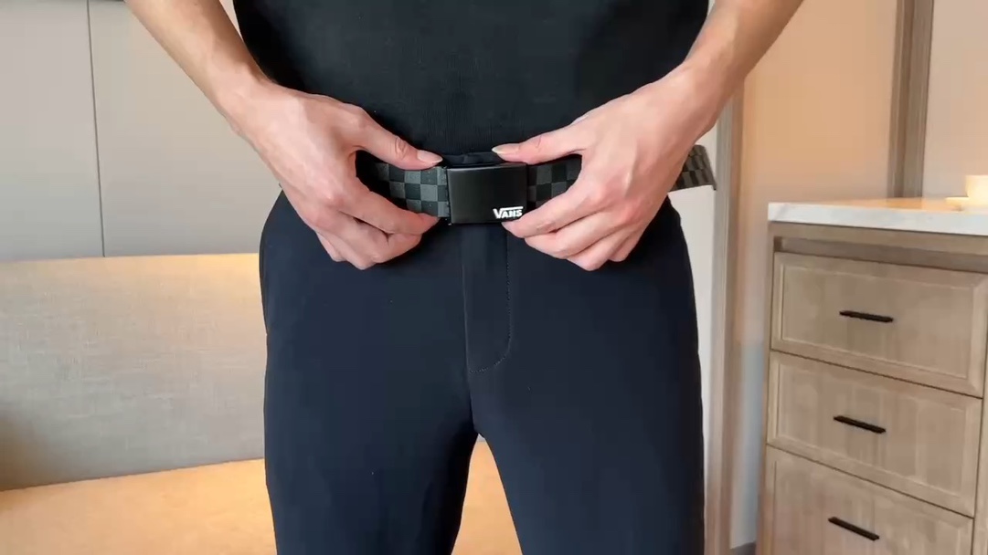 Versatile for any setting, this refined belt is an essential accessory - Tie