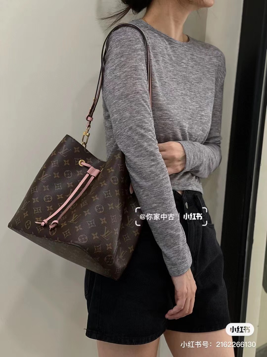 NO:200439,The development details of the version are perfect, all-steel hardware [NONO medium handbag] M44020 black M44021 red M44022 powder M44887 caramel Gaston-Louis Vuitton in 1932 specially designed for the carrier of champagne wine meets the contemporary trend, and is a NéoNoé bucket bag containing the beauty of inheritance. Monogram canvas outline soft lines, matched with colorful leather trim and multi-layer bonded lining of the same color. The adjustable strap can be hung on the shoulder, and can be cross-body after lengthening, full of fashion sense. Size 26 x 26 x 17.5 cm, LV [top original list], louis vuitton, louis vuitton19860909对版开发细节完美全钢五金【NONO 中号手袋】 M44020黑M44021红M44022粉M44887焦糖 加斯顿-路易威登于 1932 年专为承运香槟酒设计的酒袋邂逅当代潮流,化身蕴含传承之美的 NéoNoé 水桶包.Monogram 帆布勾勒柔和线条,搭配彩色皮革饰边与同色多层粘合内衬.可调节包带可挂于肩头,加长后亦可斜挎,时尚感十足. 尺寸26 x 26 x 17.5 厘米,LV【顶级原单】,louis vuitton,louis vuitton,Bag