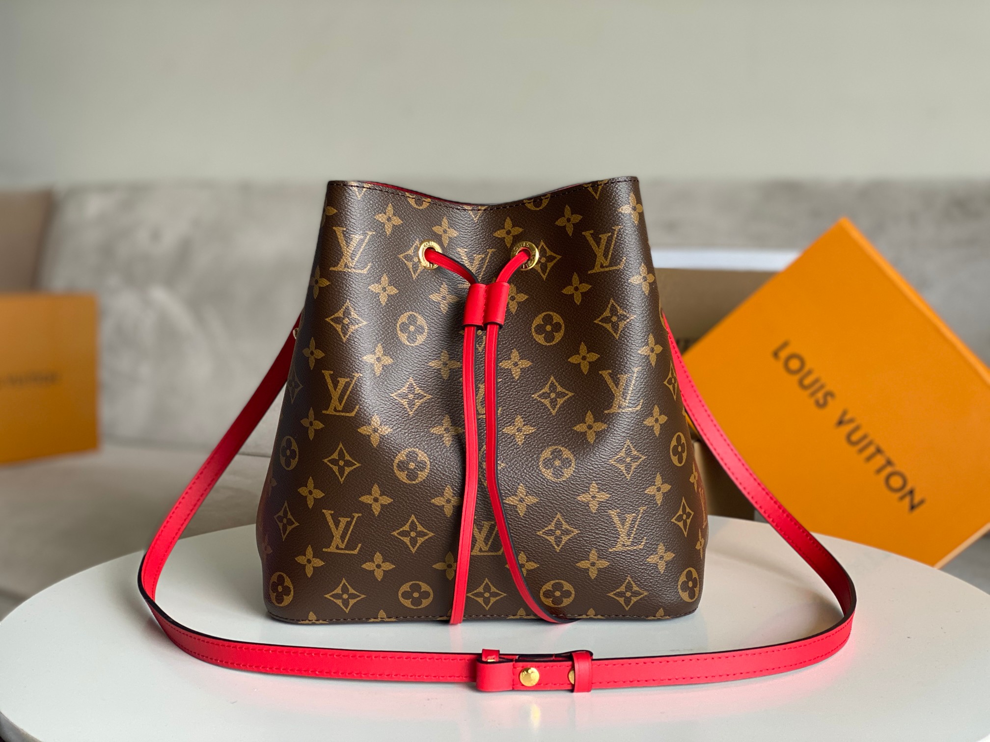NO:199141,Genuine grade, perfect version development details, all-steel hardware [NONO medium handbag] M44020 black M44021 red M44022 powder M44887 caramel Gaston-Louis Vuitton in 1932 specially designed for the carrier of champagne wine meets the contemporary trend, and is a NéoNoé bucket bag containing the beauty of inheritance. Monogram canvas outline soft lines, matched with colorful leather trim and multi-layer adhesive lining of the same color. The adjustable strap can be hung on the shoulder, and can be cross-body after lengthening, full of fashion sense. Size 26 x 26 x 17.5 cm, LV [top original list], louis vuitton, louis vuitton19860909正品级 对版开发细节完美全钢五金【NONO 中号手袋】 M44020黑M44021红M44022粉M44887焦糖 加斯顿-路易威登于 1932 年专为承运香槟酒设计的酒袋邂逅当代潮流,化身蕴含传承之美的 NéoNoé 水桶包.Monogram 帆布勾勒柔和线条,搭配彩色皮革饰边与同色多层粘合内衬.可调节包带可挂于肩头,加长后亦可斜挎,时尚感十足. 尺寸26 x 26 x 17.5 厘米,LV【顶级原单】,louis vuitton,louis vuitton,Bag