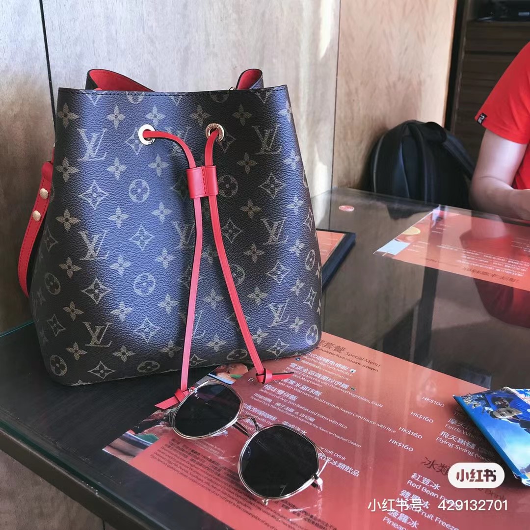 NO:199145,The development details of the version are perfect, all-steel hardware [NONO medium handbag] M44020 black M44021 red M44022 powder M44887 caramel Gaston-Louis Vuitton in 1932 specially designed for the carrier of champagne wine meets the contemporary trend, and is a NéoNoé bucket bag containing the beauty of inheritance. Monogram canvas outline soft lines, matched with colorful leather trim and multi-layer adhesive lining of the same color. The adjustable strap can be hung on the shoulder, and can be cross-body after lengthening, full of fashion sense. Size 26 x 26 x 17.5 cm, LV [top original list], louis vuitton, louis vuitton19860909对版开发细节完美全钢五金【NONO 中号手袋】 M44020黑M44021红M44022粉M44887焦糖 加斯顿-路易威登于 1932 年专为承运香槟酒设计的酒袋邂逅当代潮流,化身蕴含传承之美的 NéoNoé 水桶包.Monogram 帆布勾勒柔和线条,搭配彩色皮革饰边与同色多层粘合内衬.可调节包带可挂于肩头,加长后亦可斜挎,时尚感十足. 尺寸26 x 26 x 17.5 厘米,LV【顶级原单】,louis vuitton,louis vuitton,Bag