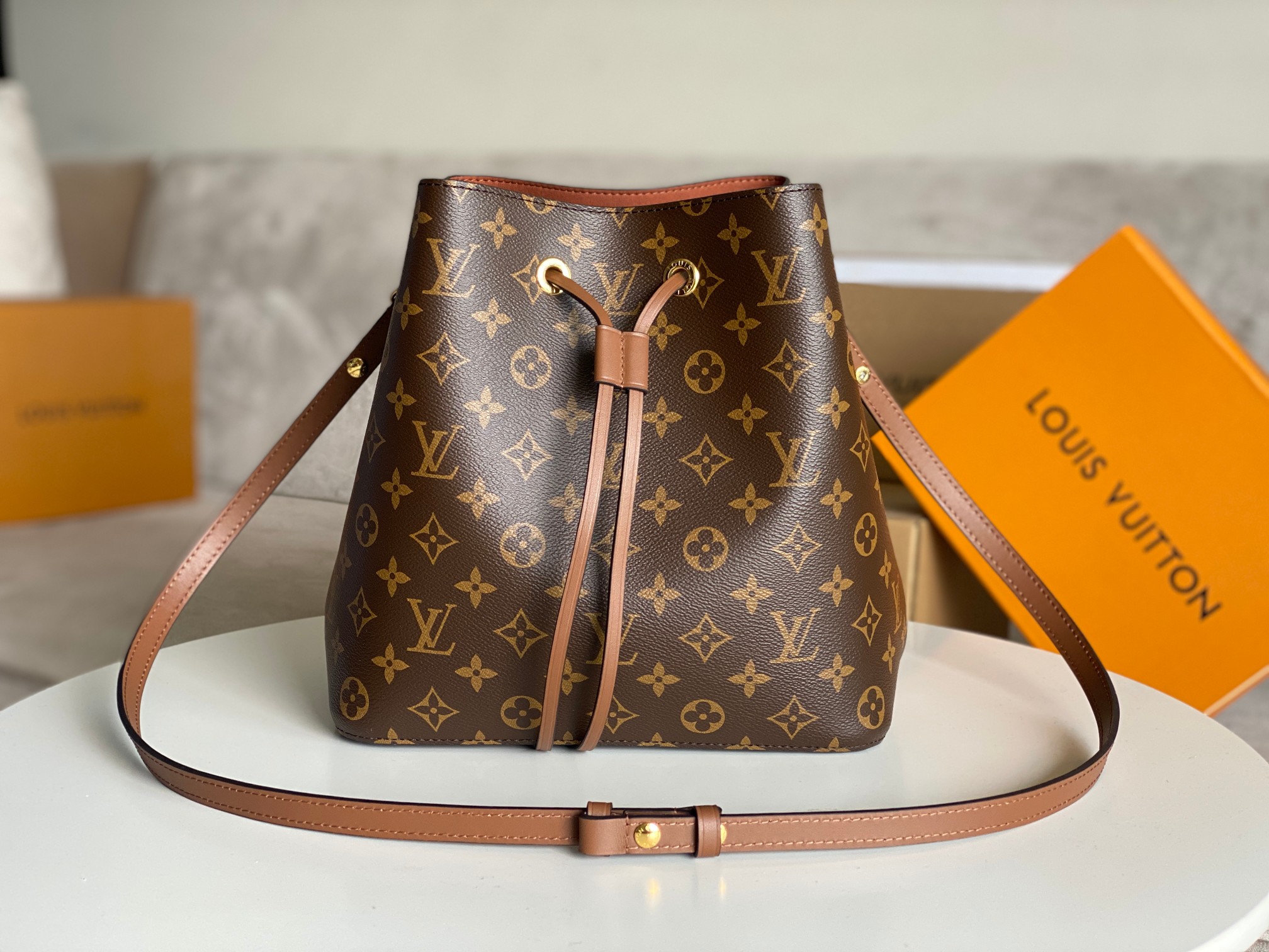 NO:203738,Genuine grade, perfect version development details, all-steel hardware [NONO medium handbag] M44020 black M44021 red M44022 powder M44887 caramel Gaston-Louis Vuitton in 1932 specially designed for the carrier of champagne wine meets the contemporary trend, and is a NéoNoé bucket bag containing the beauty of inheritance. Monogram canvas outline soft lines, matched with colorful leather trim and multi-layer adhesive lining of the same color. The adjustable strap can be hung on the shoulder, and can be cross-body after lengthening, full of fashion sense. Size 26 x 26 x 17.5 cm, LV [top original list], louis vuitton, louis vuitton19860909正品级 对版开发细节完美全钢五金【NONO 中号手袋】 M44020黑M44021红M44022粉M44887焦糖 加斯顿-路易威登于 1932 年专为承运香槟酒设计的酒袋邂逅当代潮流,化身蕴含传承之美的 NéoNoé 水桶包.Monogram 帆布勾勒柔和线条,搭配彩色皮革饰边与同色多层粘合内衬.可调节包带可挂于肩头,加长后亦可斜挎,时尚感十足. 尺寸26 x 26 x 17.5 厘米,LV【顶级原单】,louis vuitton,louis vuitton,Bag