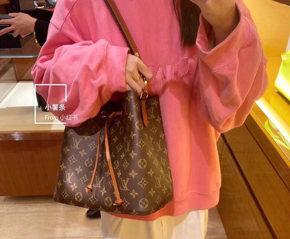 NO:203742,The development details of the version are perfect, all-steel hardware [NONO medium handbag] M44020 black M44021 red M44022 powder M44887 caramel Gaston-Louis Vuitton in 1932 specially designed for the carrier of champagne wine meets the contemporary trend, and is a NéoNoé bucket bag containing the beauty of inheritance. Monogram canvas outline soft lines, matched with colorful leather trim and multi-layer adhesive lining of the same color. The adjustable strap can be hung on the shoulder, and can be cross-body after lengthening, full of fashion sense. Size 26 x 26 x 17.5 cm, LV [top original list], louis vuitton, louis vuitton19860909对版开发细节完美全钢五金【NONO 中号手袋】 M44020黑M44021红M44022粉M44887焦糖 加斯顿-路易威登于 1932 年专为承运香槟酒设计的酒袋邂逅当代潮流,化身蕴含传承之美的 NéoNoé 水桶包.Monogram 帆布勾勒柔和线条,搭配彩色皮革饰边与同色多层粘合内衬.可调节包带可挂于肩头,加长后亦可斜挎,时尚感十足. 尺寸26 x 26 x 17.5 厘米,LV【顶级原单】,louis vuitton,louis vuitton,Bag