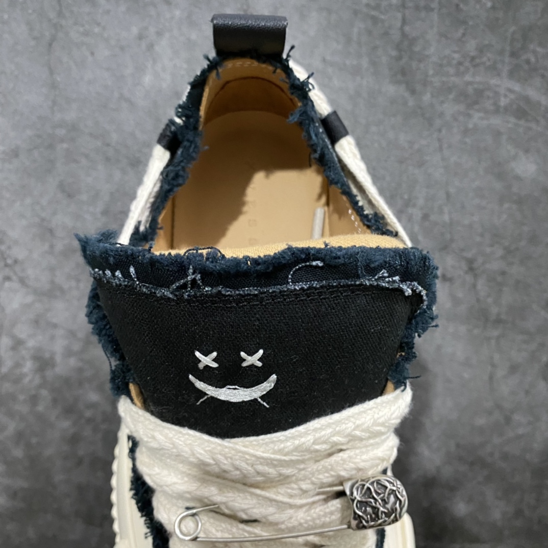 图片[9]-渠道顶级 xVESSEEL 吴建豪 G.O.P 2.0 经典低帮帆布面包鞋出货 原版四个月开模 原厂纯正纯手工贴合硫化多重围条工艺 内里鞋跟鞋垫全真皮打造 正确鞋头紫外线可渐变 纯度银别针银扣市面唯一 鞋舌笑脸Logo刺绣工艺 市面还原度最高 注压PU缓震鞋垫 制旧复古效果 鞋头阳光下字体Say you love me 变色字体 鞋内可搭6副鞋带 原版正品打版 一套价格60元（支持选配） 全套包装配件（有原版可对比） 尺码：35-45-选品中心