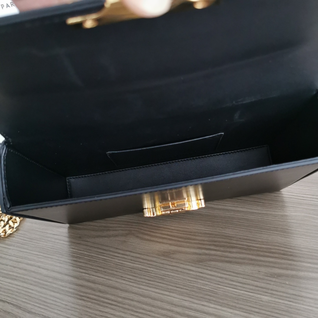 CELINE2022冬季链条BOX小硬箱重复经典复古链条真的是点睛之笔!看多了休闲单品设计感反而显得格外