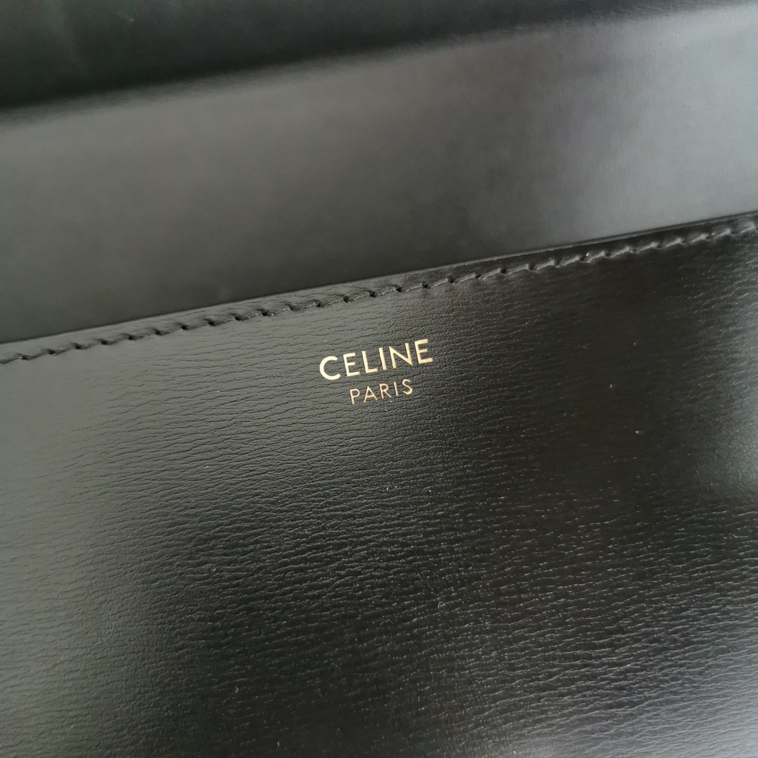 CELINE2022冬季链条BOX小硬箱重复经典复古链条真的是点睛之笔!看多了休闲单品设计感反而显得格外
