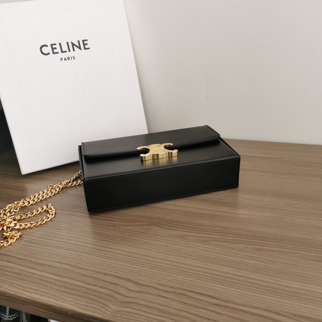 CELINE2022冬季链条BOX小硬箱重复经典复古链条真的是点睛之笔!看多了休闲单品设计感反而显得格外