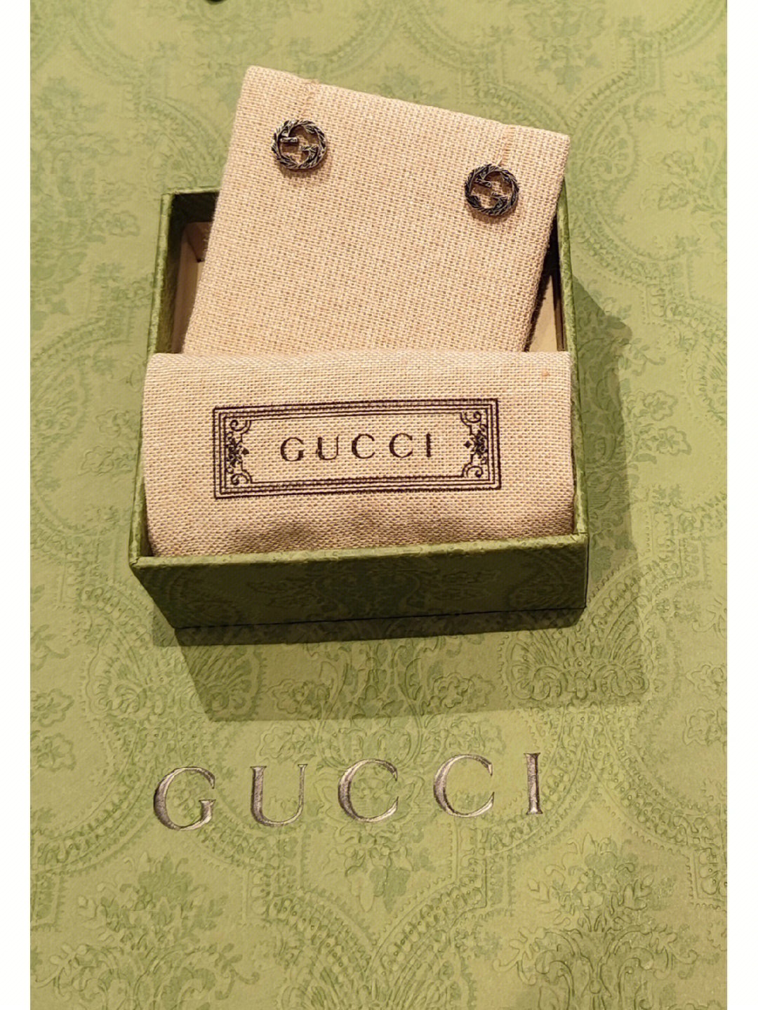 NO:384630,Gucci Interlocking patterned stud earrings Retro craftsmanship Retro effect Retro patterned edges Soft and medium with hardness, fine jewelry, gucci19860909Gucci 互扣式花纹耳钉 复古做旧工艺 复古效果 边缘带有复古花纹 柔中带刚,饰品精品,gucci,Jewelry