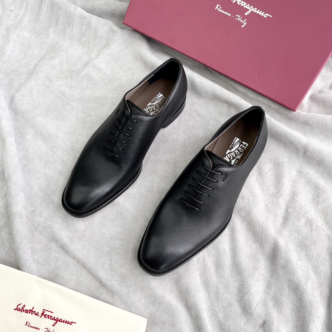 NO:853681,Ferragamo/Ferragamo men's formal flat-toe Oxford shoes, top quality, exclusive sale, ready for delivery in seconds!  This flat-toe Oxford shoe is made of imported calfskin, which gives it a unique texture, simple shape, classic shape, and unique personality. It is paired with a handmade leather sole to create a retro effect. After many different processes, professional shoemaking craftsmen spend several hours carefully handcrafting it to create strong, wear-resistant, flexible and comfortable shoes. The interior is water-dyed cowhide, and has a silver logo cowhide soft foot pad. It comes with a full set of original box packaging, counter quality, support comparison and ordering!  Size 38-39-40-41-42 -43-44 leather shoe size,,ferragamo,ferragamo,cowhide19860909Ferragamo/菲拉格慕 男士正装平头牛津鞋 顶级精品,独家发售,现货秒发！ 这款平头牛津鞋才有进口小牛皮制成,赋予独一无二的纹理,鞋型简约,造型经典,独具个性.搭配手工皮革鞋底,营造复古效果.经过多到道不同工艺,由专业制鞋工匠花费好几个小时手工精心制作而成,打造出坚固耐磨、灵活舒适的鞋履.内里水染牛皮,烫银徽标牛皮软脚垫, 配全套原盒包装,专柜品质,支持对比下单！ 尺码38-39-40-41-42 -43-44皮鞋尺码,,ferragamo,ferragamo,cowhide,Men's shoes