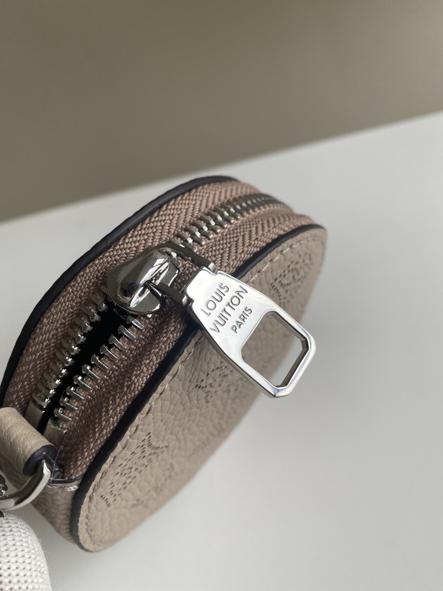顶级原单BELLA手袋M57070卡其色Bella水桶包采用Monogram镂花穿孔小牛皮塑造小巧构型再