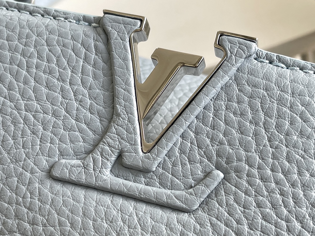 This Capucines Mini handbag reveals the subtle sheen of refined - Bag 6