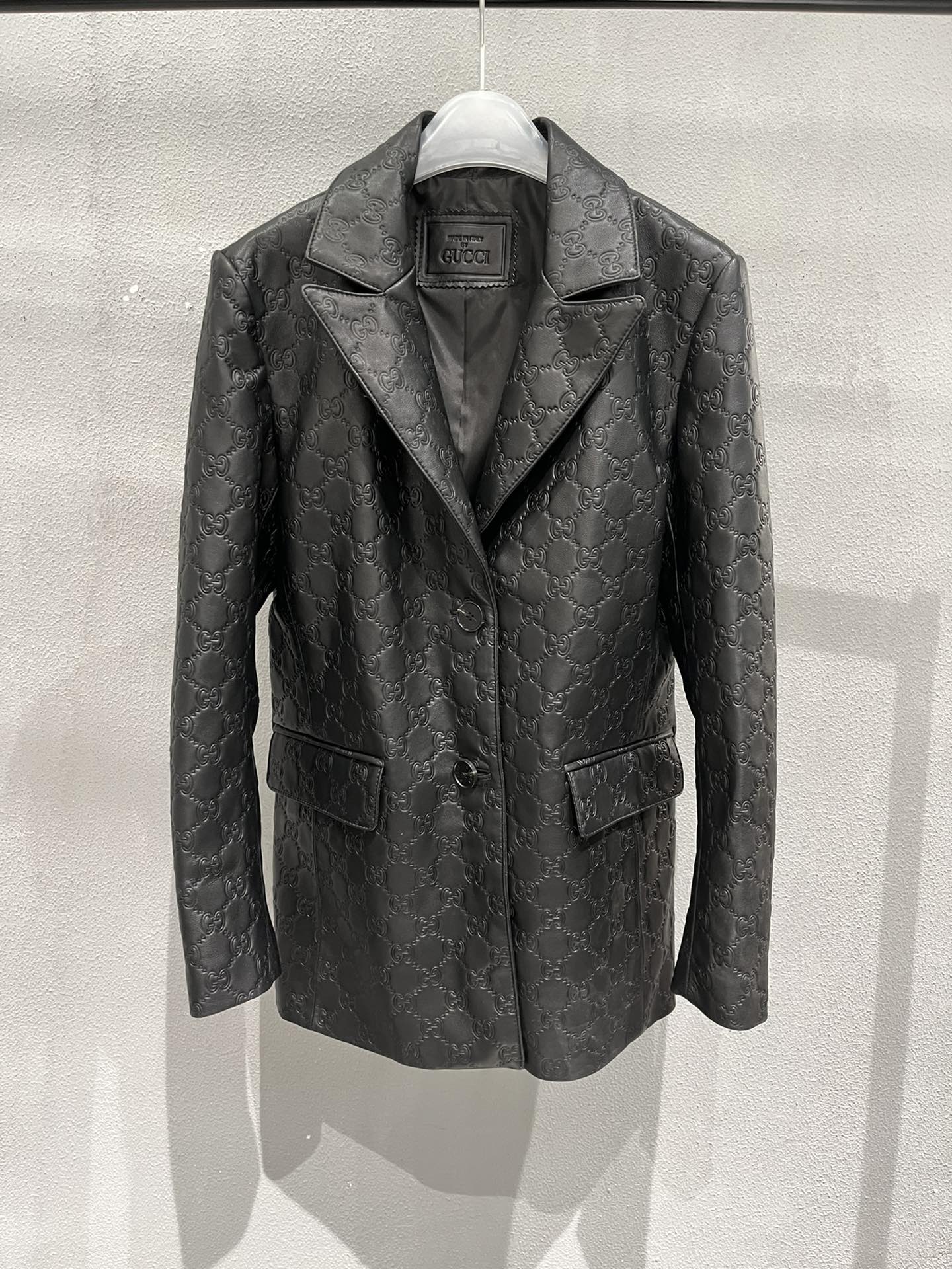 NO:723187,Gucci sheepskin embossed mid-length suit, button strap with logo, embossed strap is very delicate, very fashionable for spring., Gucci-clothing,gucci,business suit,sheepskin,19860909古奇羊皮压花西装中长款,纽扣带Logo,压花带非常精致,开春穿很时髦.,古驰-服装,gucci,business suit,sheepskin,,Women's clothing