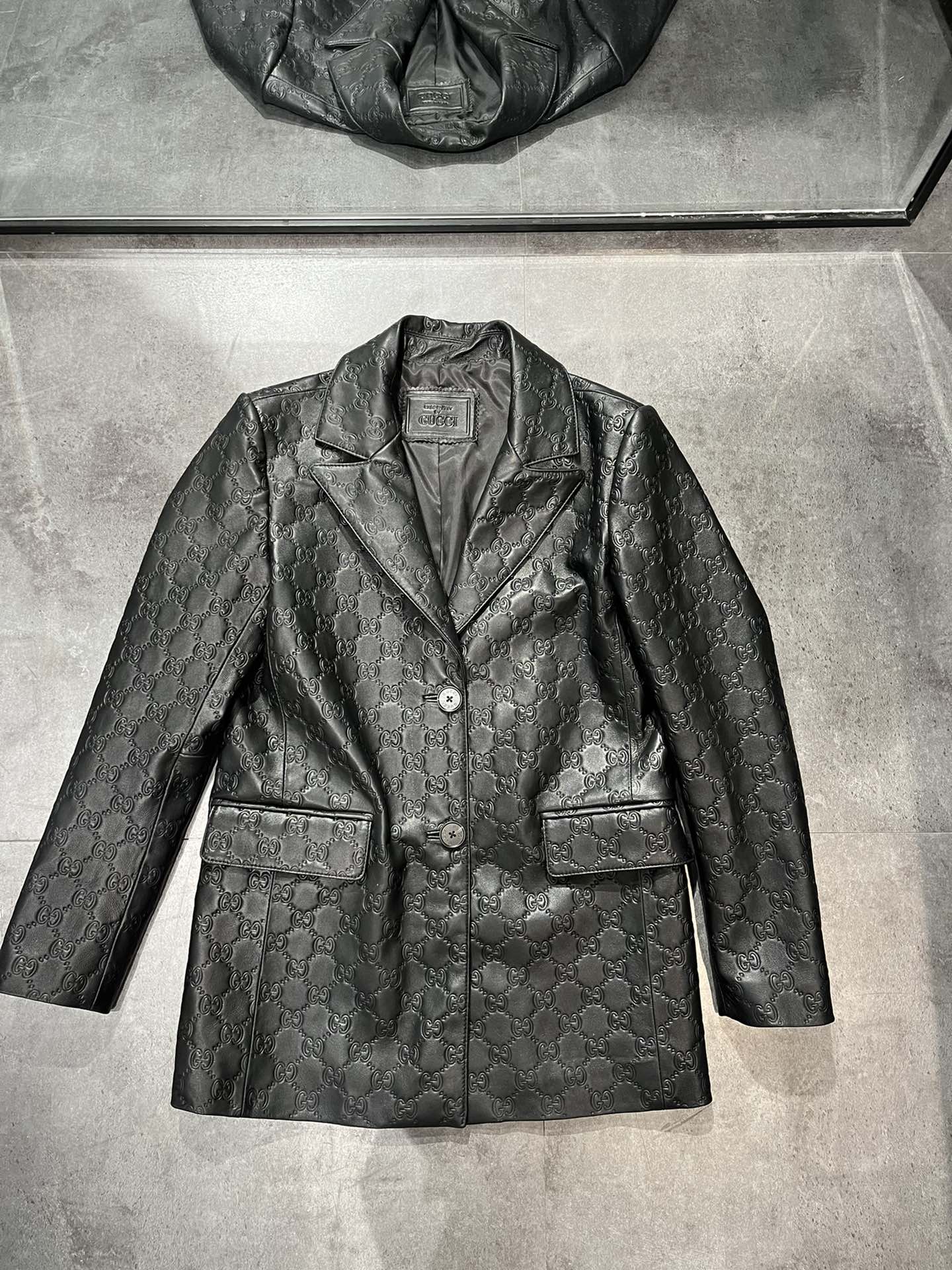 NO:723189,Size S-19860909尺寸S- Xxl,M胸围94,肩宽40,衣长70,袖长59.尺码间胸围相差4厘米,其他1厘米.羊皮压花西装中长款,过屁股的.,古驰-服装,gucci,business suit,sheepskin,,Women's clothing