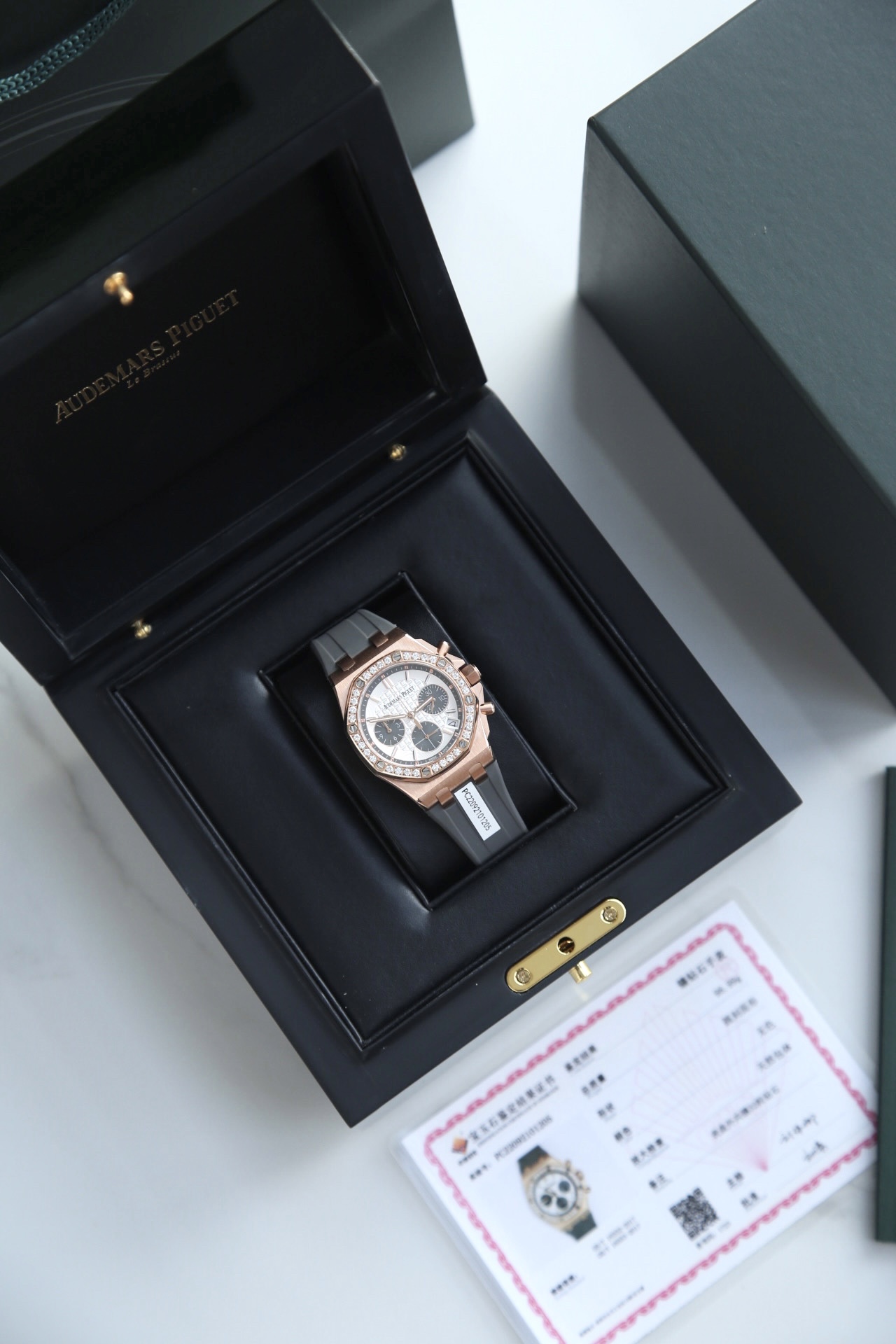 NO:391076,The latest Royal Oak Offshore Chronograph Quartz watch, one of the most popular Audemars Piguet women’s watches right now!  A.-Australia Royal Oak Offshore Series, the dial is decorated with Lady Taisserie plaid decoration, presenting a stronger visual impact effect. The case 904 stainless steel diamonds are set in 32 2.0 bright VVS-level cut diamonds (about 1.02 carats) brings extraordinary touch and visual enjoyment. According to Audemars Piguet's counter sales, their diamonds are only inlaid with D color, showing a brilliant luster. This is the attitude that only jewelry watches have. The watch size is 37 mm, which caters to modern pursuit of women's watches for large watch diameters, creating a more heroic side for women, shining brightly and full of texture. The strap is made of white liquid silicone certified by the EU and is made of dirty. It can be rinsed clean with clean water or wiped with wet tissue. Six-pin chronograph imported quartz movement  Accurate and zero error when walking. Sapphire scratch-resistant glass is clearer and clearer when reading. The octagonal case design style shows its uniqueness and vitality!  The best classic among women's models.,,audemars19860909最新皇家橡树离岸系列计时石英腕表,当下最热门的爱彼女式腕表之一！A.-爱彼皇家橡树离岸型系列,表盘饰以Lady Taisserie格纹装饰,呈现出更强的视觉冲击效果.表壳904精钢镶钻32颗2.0明亮式vvs级别切割美钻（约1.02克拉）带来非凡触感与视觉享受,据爱彼柜台sale介绍他们的钻石只用D色镶嵌,呈现璀璨光泽,这才是珠宝手表才有的态度 .腕表尺寸37毫米,迎合了现代对于大表径女表潮流的追求,打造出女性更为英气的一面,熠熠生辉 质感十足,表带采用白色液态硅胶经欧盟认证环保材质制成脏了可用清水冲洗干净或湿纸巾擦净即可.六针计时进口石英机芯 走时精准零误差.蓝宝石防刮玻璃读时更加清晰明了,八角形表壳设计风格彰显独特,活力十足！女款中的最佳经典.,,audemars,Watch