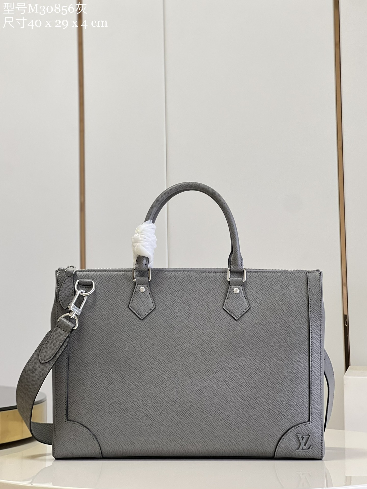 NO:399358,【Exclusive real photo M30856 gray】M30810 black The new Slim briefcase is made of delicate texture Taga leather, injecting trendy into the classic design. The reinforced corners are in line with the traditional hard box, the metal LV logo is the finishing touch, equipped with adjustable shoulder straps and a dedicated laptop compartment. Dimensions 40 x 29 x 4 cm (length x height x width) M.950,LV [original leather],louis vuitton19860909【独家实拍 M30856灰】M30810黑 全新 Slim 公文包取材纹理细腻的 Taga 皮革,为经典设计注入潮流风尚.加固边角与传统硬箱一脉相承,金属 LV 标识点睛细节,配有可调节肩带和专用笔记本电脑隔层.尺寸40 x 29 x 4 cm (长度 x 高 x 宽) M.950,LV【原厂皮】,louis vuitton,Bag