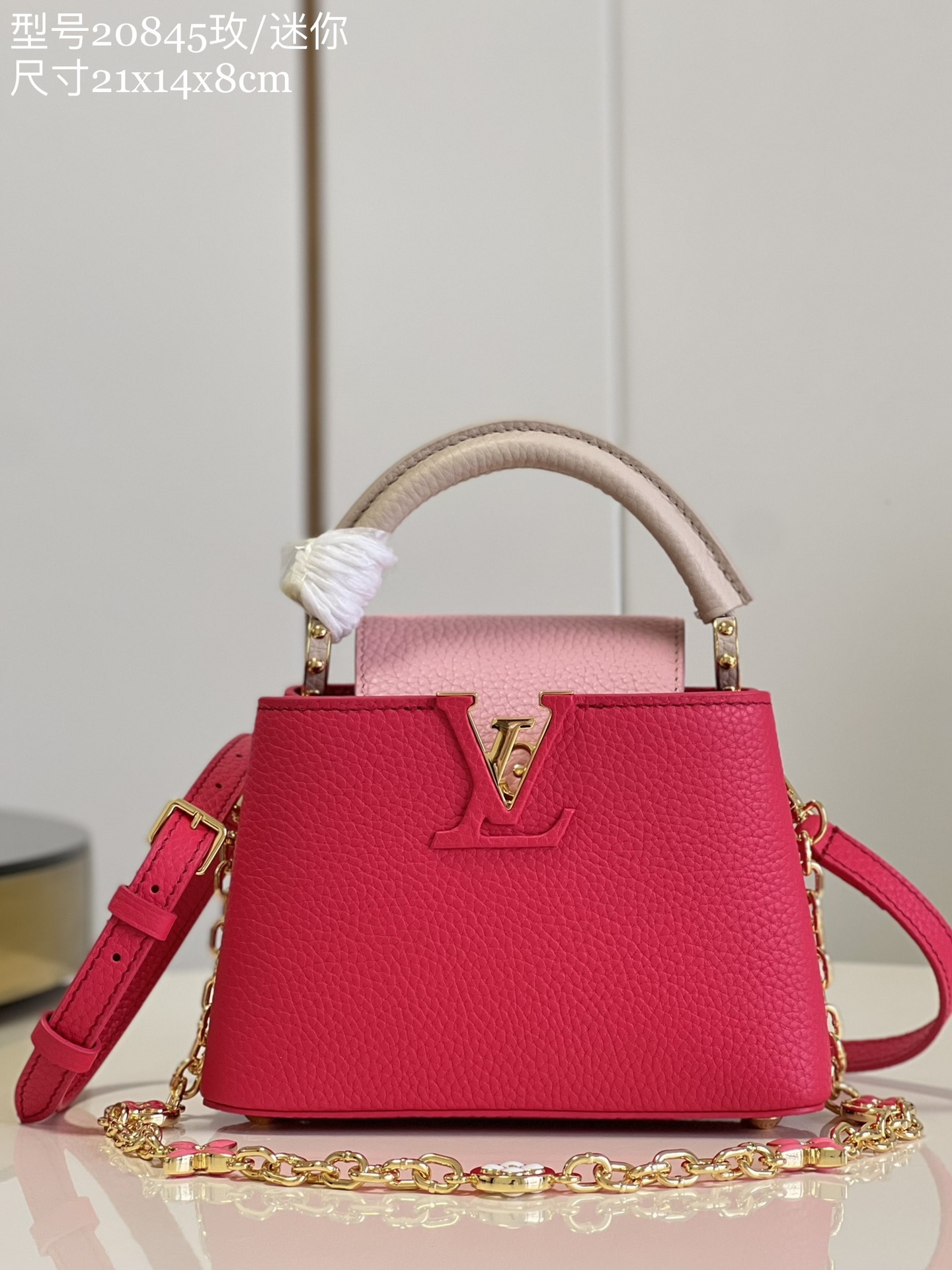 NO:399367,【Exclusive real photo M20845 rose/mini version】Capucines mini handbag bathing in the new season baptism Metal Monogram Flowers are hand polished and glazed to create color, connected in exquisite chains. Use removable and adjustable slender shoulder straps to explore more ways to carry. Size 21 x 14 x 8 cm cm (length x height x width) J.1200,LV [original leather],louis vuitton19860909【独家实拍 M20845玫/迷你 对版】Capucines 迷你手袋沐浴新季洗礼 金属 Monogram 花卉通过手工抛光和上釉显色,以精致链条串连.巧用可拆卸并调节的纤细肩带,探索更多背携方式.尺寸21 x 14 x 8 厘米 厘米(长度 x 高 x 宽) J.1200,LV【原厂皮】,louis vuitton,Bag