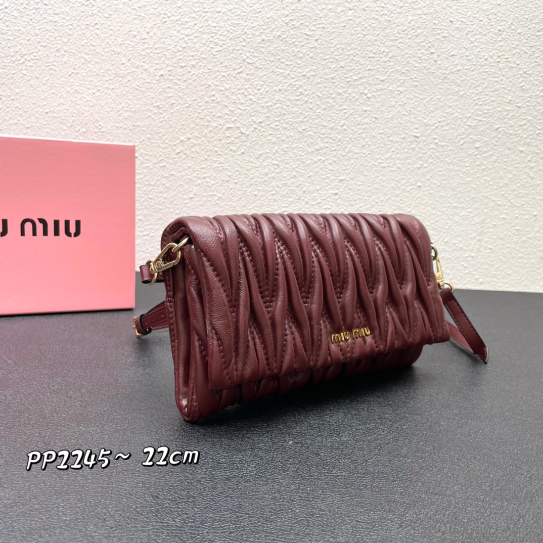 340 Miumiu 新款，采用进口小羊皮制作 PP2245