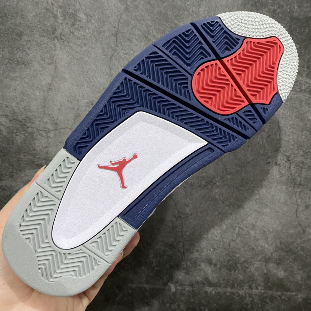 图片[9]-神版 Air Jordan AJ4 Retro 午夜蓝 DH6927-140 毫无疑问市场中端王者 耗时半年开发巨作 全套原纸板楦头开发 确保原汁原味 完美呈现四代版型 一比一鞋头弧度高度鞋身弧度 有一说一不吹不捧 实打实文案品质‼️ 此版本只针对中端市场 皮料材质有所更替 其他数据细节工艺流程均保持一致 绝不口嗨 细节品控鞋型随意秒杀市面3XX 4XX 原厂TPU网格鞋带扣 正确内里网布 菱角分明不变形无多余毛边 柔软性质感一致于原鞋 市场唯一原厂鞋扣模具 背面可见隐藏注塑口 原厂织唛标 原厂飞人电绣工艺 尾指中部跳三针 独家绑鞋带手法 印刷中底布 四线拉帮 米色美纹纸贴合固定 进口港宝加持 后跟自然饱满 全鞋荧光划线卡点 追求极致完美 每一双都是工艺品 多重QC质检 超越公司货的品控标准 实实在在的免检产品 尺码：40 40.5 41 42 42.5 43 44 44.5 45 46 47.5 48.5-选品中心