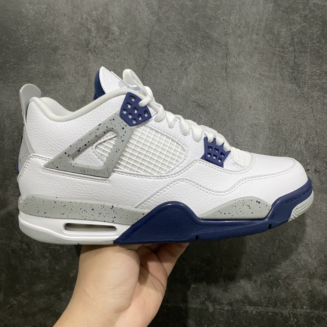 神版 Air Jordan AJ4 Retro 午夜蓝 DH6927-140 毫无疑问市场中端王者 耗时半年开发巨作 全套原纸板楦头开发 确保原汁原味 完美呈现四代版型 一比一鞋头弧度高度鞋身弧度 有一说一不吹不捧 实打实文案品质‼️ 此版本只针对中端市场 皮料材质有所更替 其他数据细节工艺流程均保持一致 绝不口嗨 细节品控鞋型随意秒杀市面3XX 4XX 原厂TPU网格鞋带扣 正确内里网布 菱角分明不变形无多余毛边 柔软性质感一致于原鞋 市场唯一原厂鞋扣模具 背面可见隐藏注塑口 原厂织唛标 原厂飞人电绣工艺 尾指中部跳三针 独家绑鞋带手法 印刷中底布 四线拉帮 米色美纹纸贴合固定 进口港宝加持 后跟自然饱满 全鞋荧光划线卡点 追求极致完美 每一双都是工艺品 多重QC质检 超越公司货的品控标准 实实在在的免检产品 尺码:40 40.5 41 42 42.5 43 44 44.5 45 46 47.5 48.5-选品中心