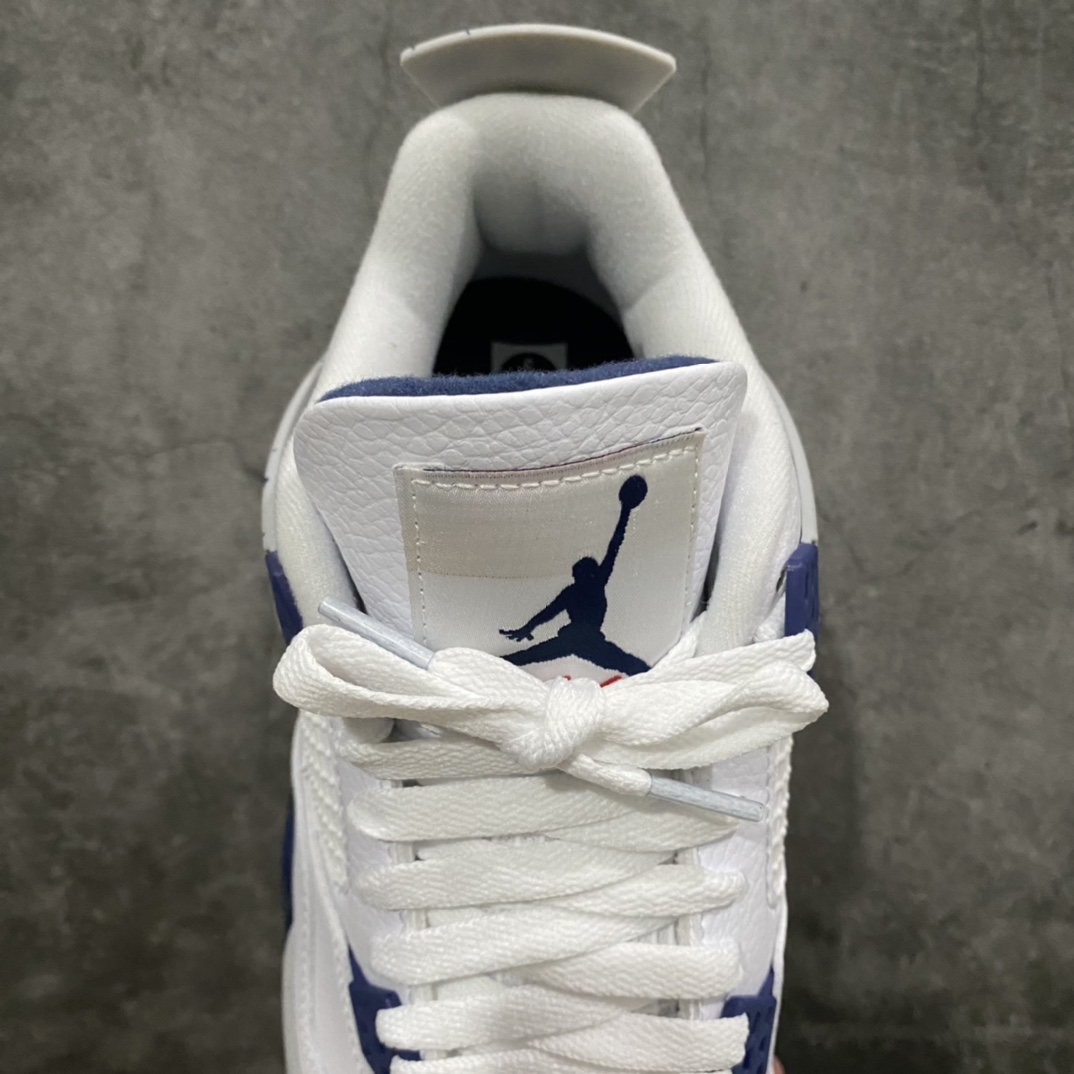 图片[8]-神版 Air Jordan AJ4 Retro 午夜蓝 DH6927-140 毫无疑问市场中端王者 耗时半年开发巨作 全套原纸板楦头开发 确保原汁原味 完美呈现四代版型 一比一鞋头弧度高度鞋身弧度 有一说一不吹不捧 实打实文案品质‼️ 此版本只针对中端市场 皮料材质有所更替 其他数据细节工艺流程均保持一致 绝不口嗨 细节品控鞋型随意秒杀市面3XX 4XX 原厂TPU网格鞋带扣 正确内里网布 菱角分明不变形无多余毛边 柔软性质感一致于原鞋 市场唯一原厂鞋扣模具 背面可见隐藏注塑口 原厂织唛标 原厂飞人电绣工艺 尾指中部跳三针 独家绑鞋带手法 印刷中底布 四线拉帮 米色美纹纸贴合固定 进口港宝加持 后跟自然饱满 全鞋荧光划线卡点 追求极致完美 每一双都是工艺品 多重QC质检 超越公司货的品控标准 实实在在的免检产品 尺码：40 40.5 41 42 42.5 43 44 44.5 45 46 47.5 48.5-选品中心