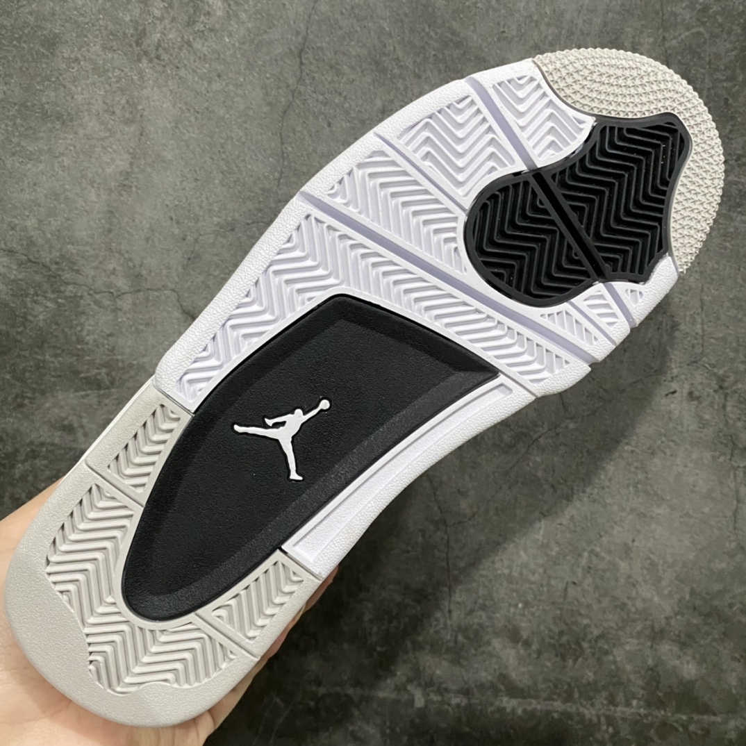 图片[9]-神版 Air Jordan AJ4 Retro 小白水泥 DH6927-111 毫无疑问市场中端王者 耗时半年开发巨作 全套原纸板楦头开发 确保原汁原味 完美呈现四代版型 一比一鞋头弧度高度鞋身弧度 有一说一不吹不捧 实打实文案品质‼️ 此版本只针对中端市场 皮料材质有所更替 其他数据细节工艺流程均保持一致 绝不口嗨 细节品控鞋型随意秒杀市面3XX 4XX 原厂TPU网格鞋带扣 正确内里网布 菱角分明不变形无多余毛边 柔软性质感一致于原鞋 市场唯一原厂鞋扣模具 背面可见隐藏注塑口 原厂织唛标 原厂飞人电绣工艺 尾指中部跳三针 独家绑鞋带手法 印刷中底布 四线拉帮 米色美纹纸贴合固定 进口港宝加持 后跟自然饱满 全鞋荧光划线卡点 追求极致完美 每一双都是工艺品 多重QC质检 超越公司货的品控标准 实实在在的免检产品 尺码：40 40.5 41 42 42.5 43 44 44.5 45 46 47.5 48.5-选品中心