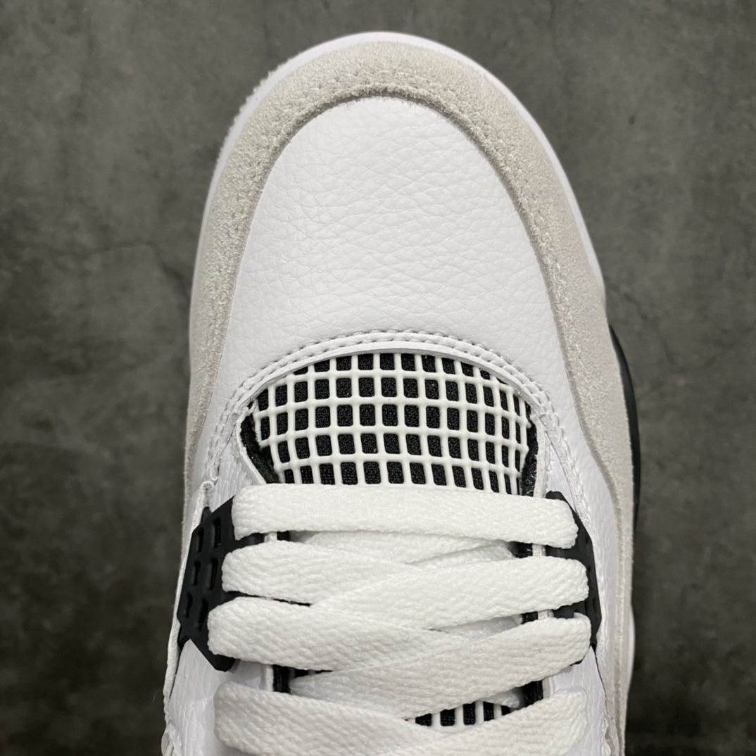 图片[5]-神版 Air Jordan AJ4 Retro 小白水泥 DH6927-111 毫无疑问市场中端王者 耗时半年开发巨作 全套原纸板楦头开发 确保原汁原味 完美呈现四代版型 一比一鞋头弧度高度鞋身弧度 有一说一不吹不捧 实打实文案品质‼️ 此版本只针对中端市场 皮料材质有所更替 其他数据细节工艺流程均保持一致 绝不口嗨 细节品控鞋型随意秒杀市面3XX 4XX 原厂TPU网格鞋带扣 正确内里网布 菱角分明不变形无多余毛边 柔软性质感一致于原鞋 市场唯一原厂鞋扣模具 背面可见隐藏注塑口 原厂织唛标 原厂飞人电绣工艺 尾指中部跳三针 独家绑鞋带手法 印刷中底布 四线拉帮 米色美纹纸贴合固定 进口港宝加持 后跟自然饱满 全鞋荧光划线卡点 追求极致完美 每一双都是工艺品 多重QC质检 超越公司货的品控标准 实实在在的免检产品 尺码：40 40.5 41 42 42.5 43 44 44.5 45 46 47.5 48.5-选品中心