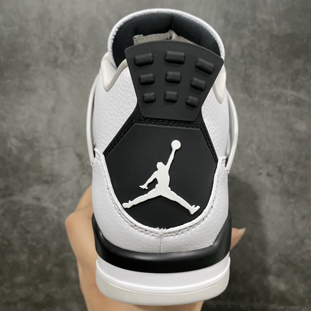 图片[4]-神版 Air Jordan AJ4 Retro 小白水泥 DH6927-111 毫无疑问市场中端王者 耗时半年开发巨作 全套原纸板楦头开发 确保原汁原味 完美呈现四代版型 一比一鞋头弧度高度鞋身弧度 有一说一不吹不捧 实打实文案品质‼️ 此版本只针对中端市场 皮料材质有所更替 其他数据细节工艺流程均保持一致 绝不口嗨 细节品控鞋型随意秒杀市面3XX 4XX 原厂TPU网格鞋带扣 正确内里网布 菱角分明不变形无多余毛边 柔软性质感一致于原鞋 市场唯一原厂鞋扣模具 背面可见隐藏注塑口 原厂织唛标 原厂飞人电绣工艺 尾指中部跳三针 独家绑鞋带手法 印刷中底布 四线拉帮 米色美纹纸贴合固定 进口港宝加持 后跟自然饱满 全鞋荧光划线卡点 追求极致完美 每一双都是工艺品 多重QC质检 超越公司货的品控标准 实实在在的免检产品 尺码：40 40.5 41 42 42.5 43 44 44.5 45 46 47.5 48.5-选品中心