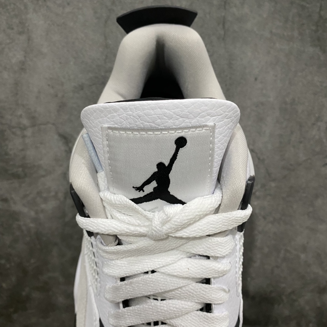图片[8]-神版 Air Jordan AJ4 Retro 小白水泥 DH6927-111 毫无疑问市场中端王者 耗时半年开发巨作 全套原纸板楦头开发 确保原汁原味 完美呈现四代版型 一比一鞋头弧度高度鞋身弧度 有一说一不吹不捧 实打实文案品质‼️ 此版本只针对中端市场 皮料材质有所更替 其他数据细节工艺流程均保持一致 绝不口嗨 细节品控鞋型随意秒杀市面3XX 4XX 原厂TPU网格鞋带扣 正确内里网布 菱角分明不变形无多余毛边 柔软性质感一致于原鞋 市场唯一原厂鞋扣模具 背面可见隐藏注塑口 原厂织唛标 原厂飞人电绣工艺 尾指中部跳三针 独家绑鞋带手法 印刷中底布 四线拉帮 米色美纹纸贴合固定 进口港宝加持 后跟自然饱满 全鞋荧光划线卡点 追求极致完美 每一双都是工艺品 多重QC质检 超越公司货的品控标准 实实在在的免检产品 尺码：40 40.5 41 42 42.5 43 44 44.5 45 46 47.5 48.5-选品中心