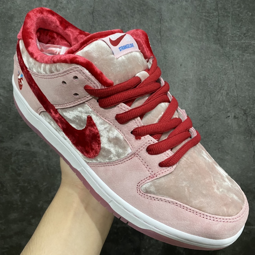 图片[3]-Z版纯原StrangeLove x Dunk SB情人节 白粉绒毛板鞋 CT2552-800 这个版本做的很好 纯正鞋型 勾子做的很到位 市面很多版本勾子做的又粗又拉跨 后跟定型效果很好 弧度完美。 反口鞋口圆润无折痕 皮料均为正确反光丝绒 刺绣完美 电脑针车 工整均匀 全新补货 大底无氧化 双层鞋盒 配件齐全 零售推荐版本💪🏻 尺码：36-47.5-选品中心