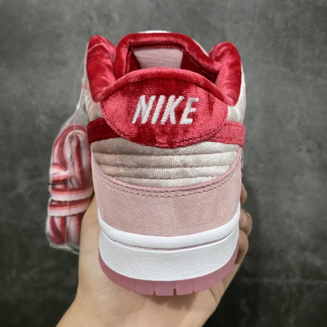 图片[4]-Z版纯原StrangeLove x Dunk SB情人节 白粉绒毛板鞋 CT2552-800 这个版本做的很好 纯正鞋型 勾子做的很到位 市面很多版本勾子做的又粗又拉跨 后跟定型效果很好 弧度完美。 反口鞋口圆润无折痕 皮料均为正确反光丝绒 刺绣完美 电脑针车 工整均匀 全新补货 大底无氧化 双层鞋盒 配件齐全 零售推荐版本💪🏻 尺码：36-47.5-选品中心