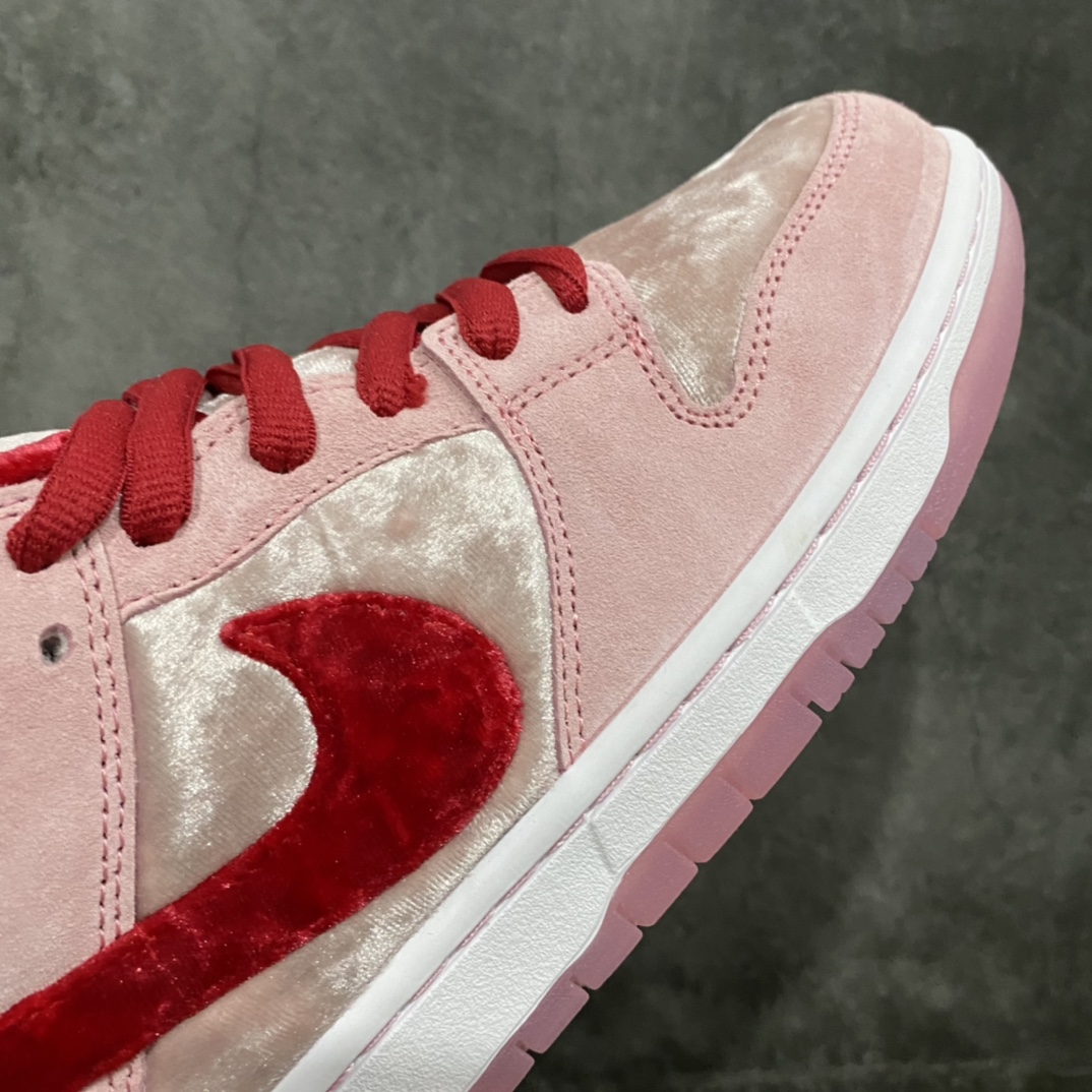 图片[6]-Z版纯原StrangeLove x Dunk SB情人节 白粉绒毛板鞋 CT2552-800 这个版本做的很好 纯正鞋型 勾子做的很到位 市面很多版本勾子做的又粗又拉跨 后跟定型效果很好 弧度完美。 反口鞋口圆润无折痕 皮料均为正确反光丝绒 刺绣完美 电脑针车 工整均匀 全新补货 大底无氧化 双层鞋盒 配件齐全 零售推荐版本💪🏻 尺码：36-47.5-选品中心