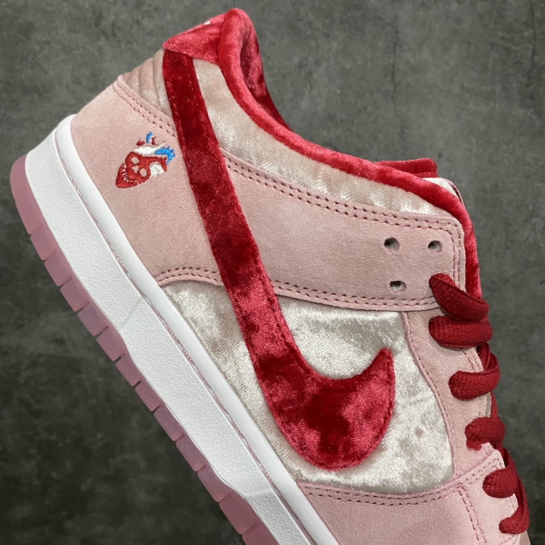 图片[7]-Z版纯原StrangeLove x Dunk SB情人节 白粉绒毛板鞋 CT2552-800 这个版本做的很好 纯正鞋型 勾子做的很到位 市面很多版本勾子做的又粗又拉跨 后跟定型效果很好 弧度完美。 反口鞋口圆润无折痕 皮料均为正确反光丝绒 刺绣完美 电脑针车 工整均匀 全新补货 大底无氧化 双层鞋盒 配件齐全 零售推荐版本💪🏻 尺码：36-47.5-选品中心