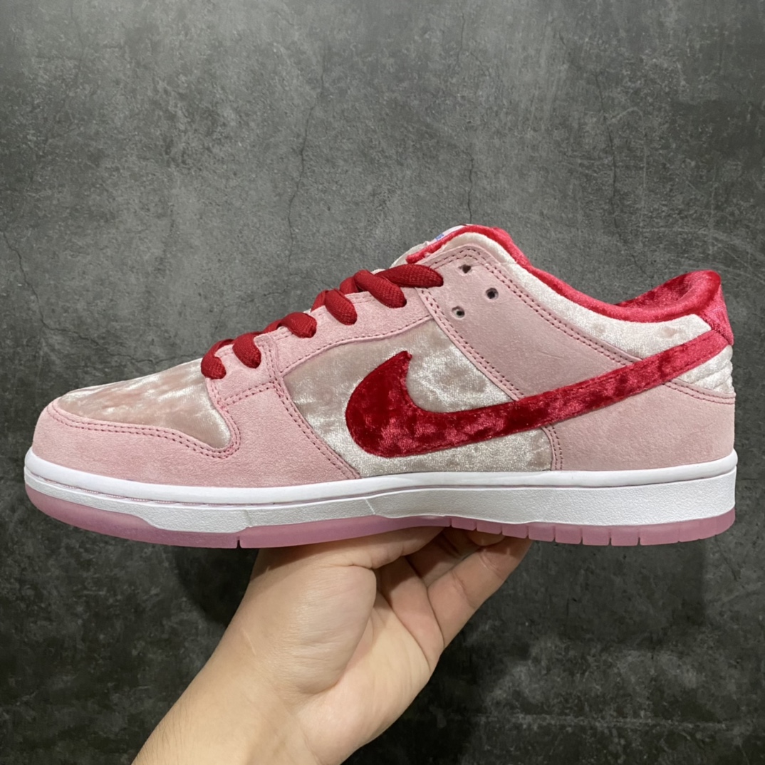 图片[2]-Z版纯原StrangeLove x Dunk SB情人节 白粉绒毛板鞋 CT2552-800 这个版本做的很好 纯正鞋型 勾子做的很到位 市面很多版本勾子做的又粗又拉跨 后跟定型效果很好 弧度完美。 反口鞋口圆润无折痕 皮料均为正确反光丝绒 刺绣完美 电脑针车 工整均匀 全新补货 大底无氧化 双层鞋盒 配件齐全 零售推荐版本💪🏻 尺码：36-47.5-选品中心