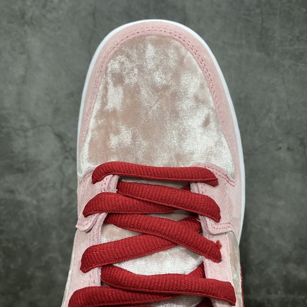 图片[5]-Z版纯原StrangeLove x Dunk SB情人节 白粉绒毛板鞋 CT2552-800 这个版本做的很好 纯正鞋型 勾子做的很到位 市面很多版本勾子做的又粗又拉跨 后跟定型效果很好 弧度完美。 反口鞋口圆润无折痕 皮料均为正确反光丝绒 刺绣完美 电脑针车 工整均匀 全新补货 大底无氧化 双层鞋盒 配件齐全 零售推荐版本💪🏻 尺码：36-47.5-选品中心