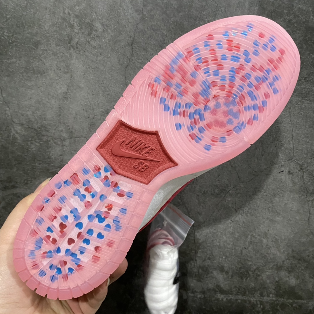 图片[9]-Z版纯原StrangeLove x Dunk SB情人节 白粉绒毛板鞋 CT2552-800 这个版本做的很好 纯正鞋型 勾子做的很到位 市面很多版本勾子做的又粗又拉跨 后跟定型效果很好 弧度完美。 反口鞋口圆润无折痕 皮料均为正确反光丝绒 刺绣完美 电脑针车 工整均匀 全新补货 大底无氧化 双层鞋盒 配件齐全 零售推荐版本💪🏻 尺码：36-47.5-选品中心