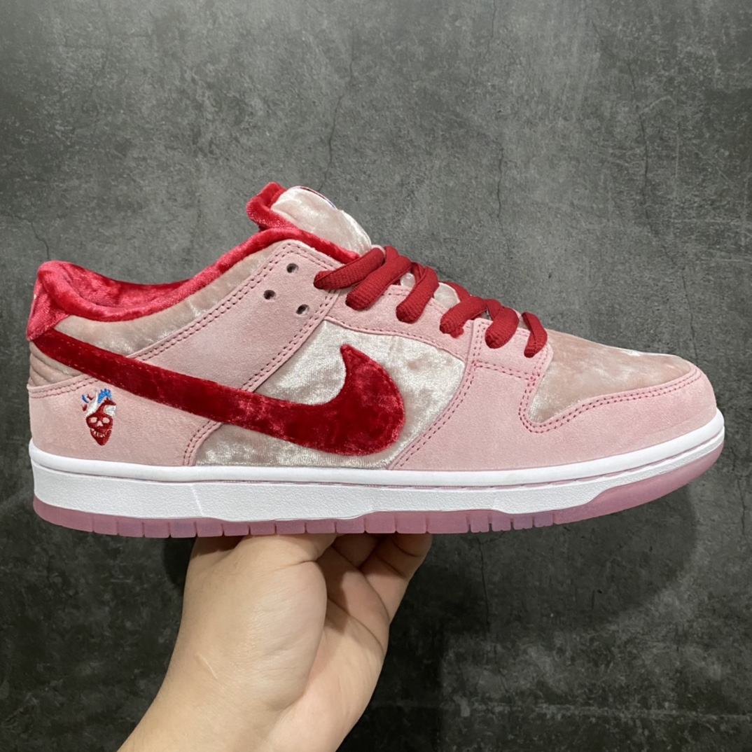 Z版纯原StrangeLove x Dunk SB情人节 白粉绒毛板鞋 CT2552-800 这个版本做的很好 纯正鞋型 勾子做的很到位 市面很多版本勾子做的又粗又拉跨 后跟定型效果很好 弧度完美。 反口鞋口圆润无折痕 皮料均为正确反光丝绒 刺绣完美 电脑针车 工整均匀 全新补货 大底无氧化 双层鞋盒 配件齐全 零售推荐版本💪🏻 尺码:36-47.5-选品中心