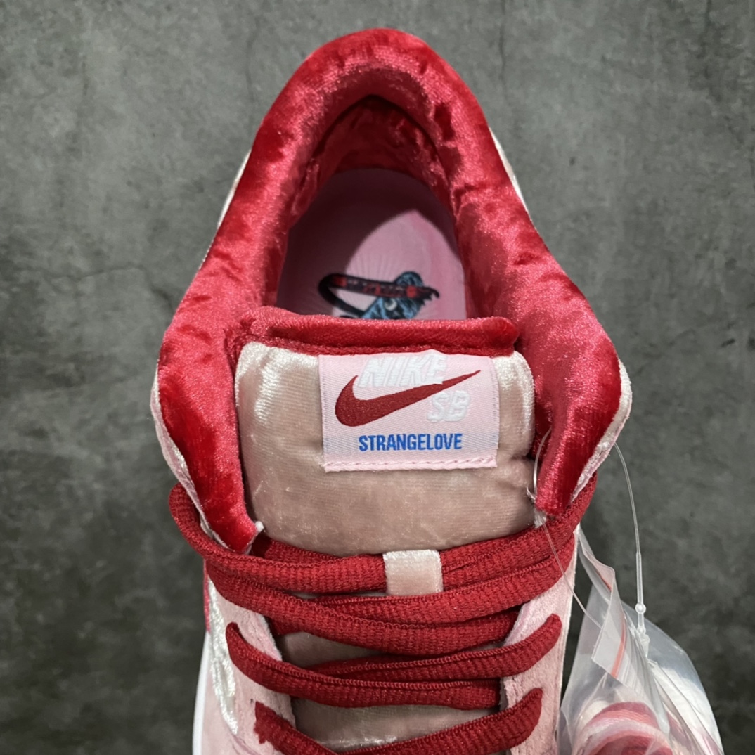 图片[8]-Z版纯原StrangeLove x Dunk SB情人节 白粉绒毛板鞋 CT2552-800 这个版本做的很好 纯正鞋型 勾子做的很到位 市面很多版本勾子做的又粗又拉跨 后跟定型效果很好 弧度完美。 反口鞋口圆润无折痕 皮料均为正确反光丝绒 刺绣完美 电脑针车 工整均匀 全新补货 大底无氧化 双层鞋盒 配件齐全 零售推荐版本💪🏻 尺码：36-47.5-选品中心