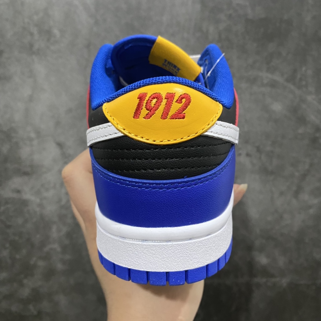 图片[4]-Nk Dunk Low \”TSU\” 大学主题系列 SB低帮运动休闲板鞋 DR6190-100 #鞋款鞋身上呈现的相关故事创作灵感，也让大家认识了代表各自学校的「吉祥物」形象。 #整体选用黑色、蓝色和红色覆盖在皮革鞋面上，鞋身侧面白色的 Swoosh 为本就撞色感的鞋面「锦上添花」，再度增加层次感。同时，搭配白色中底与白色鞋带，点明 TSU 大学主题。 尺码：36 36.5 37.5 38 38.5 39 40 40.5 41 42 42.5 43 44 44.5 45 46 47.5-选品中心