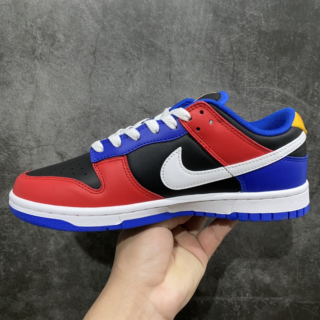 图片[2]-Nk Dunk Low \”TSU\” 大学主题系列 SB低帮运动休闲板鞋 DR6190-100 #鞋款鞋身上呈现的相关故事创作灵感，也让大家认识了代表各自学校的「吉祥物」形象。 #整体选用黑色、蓝色和红色覆盖在皮革鞋面上，鞋身侧面白色的 Swoosh 为本就撞色感的鞋面「锦上添花」，再度增加层次感。同时，搭配白色中底与白色鞋带，点明 TSU 大学主题。 尺码：36 36.5 37.5 38 38.5 39 40 40.5 41 42 42.5 43 44 44.5 45 46 47.5-选品中心