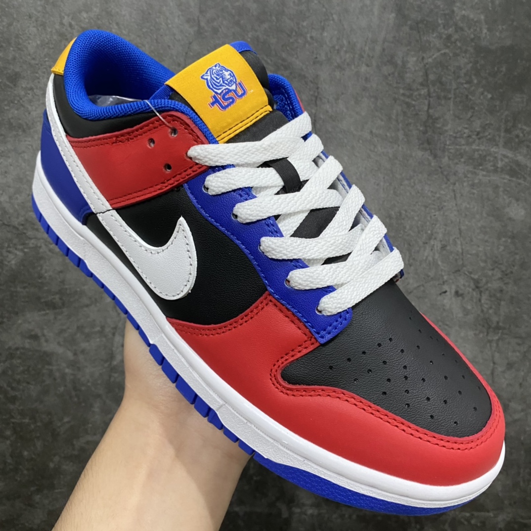 图片[3]-Nk Dunk Low \”TSU\” 大学主题系列 SB低帮运动休闲板鞋 DR6190-100 #鞋款鞋身上呈现的相关故事创作灵感，也让大家认识了代表各自学校的「吉祥物」形象。 #整体选用黑色、蓝色和红色覆盖在皮革鞋面上，鞋身侧面白色的 Swoosh 为本就撞色感的鞋面「锦上添花」，再度增加层次感。同时，搭配白色中底与白色鞋带，点明 TSU 大学主题。 尺码：36 36.5 37.5 38 38.5 39 40 40.5 41 42 42.5 43 44 44.5 45 46 47.5-选品中心
