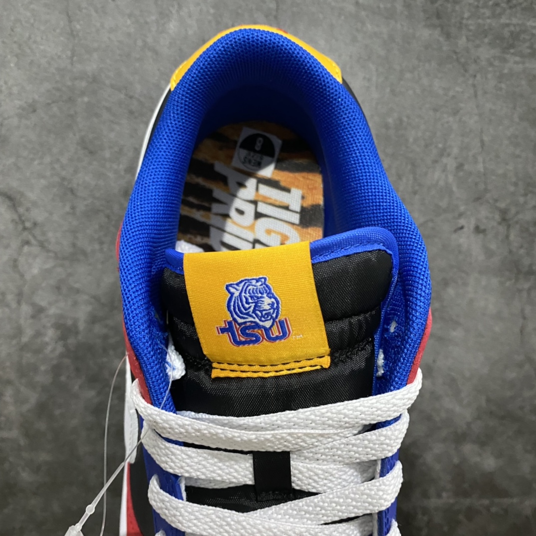 图片[8]-Nk Dunk Low \”TSU\” 大学主题系列 SB低帮运动休闲板鞋 DR6190-100 #鞋款鞋身上呈现的相关故事创作灵感，也让大家认识了代表各自学校的「吉祥物」形象。 #整体选用黑色、蓝色和红色覆盖在皮革鞋面上，鞋身侧面白色的 Swoosh 为本就撞色感的鞋面「锦上添花」，再度增加层次感。同时，搭配白色中底与白色鞋带，点明 TSU 大学主题。 尺码：36 36.5 37.5 38 38.5 39 40 40.5 41 42 42.5 43 44 44.5 45 46 47.5-选品中心