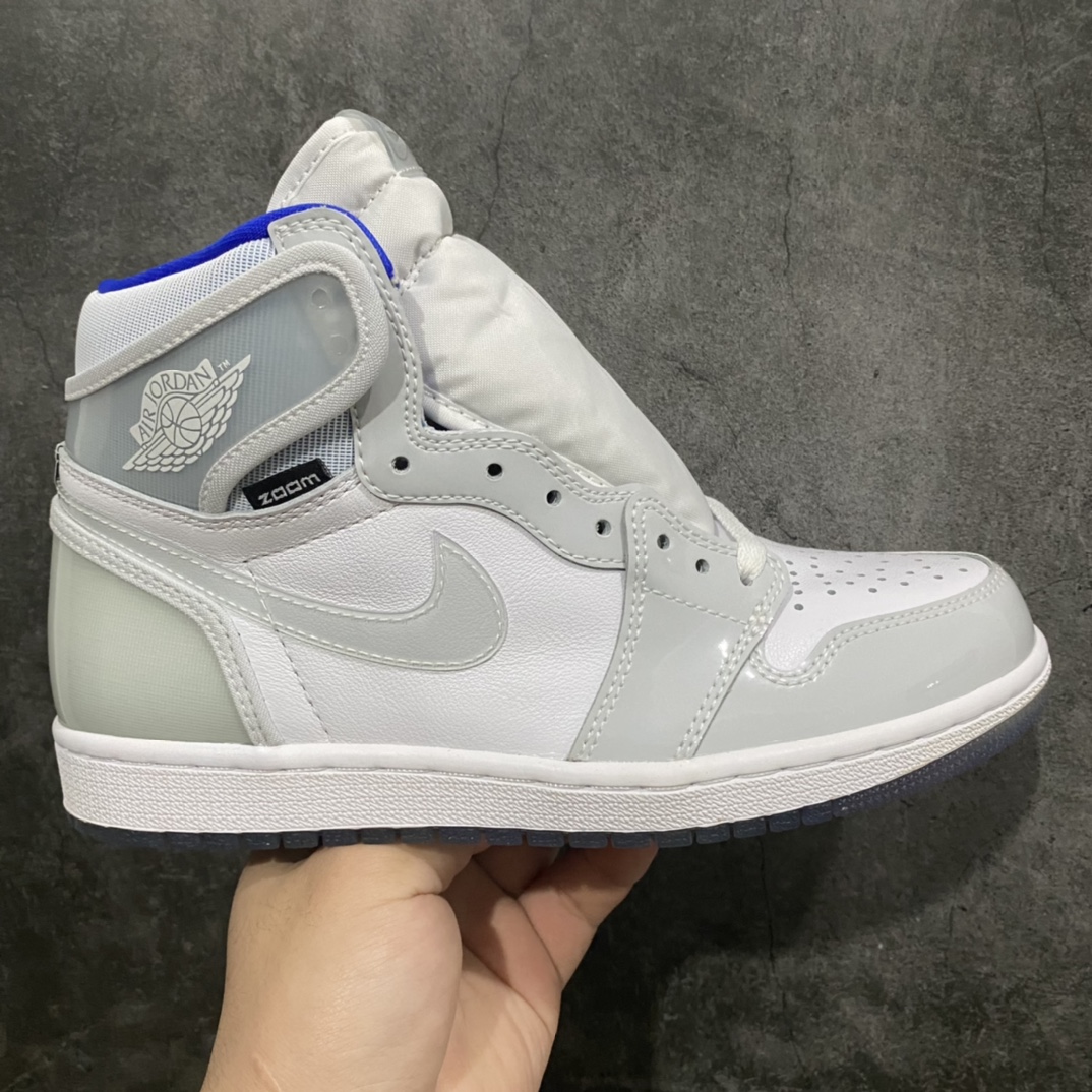 新DT纯原Air Jordan AJ1 Zoom 小迪奥 CK6637-104 全新出货版本 男女鞋全码 目前市场仅存的全码有货的顶级纯原 区别市场各种特价 库存货 完美鞋型 后跟收腰到位 裁边清洁度超干净 无任何毛边瑕疵 皮料为纳帕原厂皮 柔软质感好 冲孔干净无瑕 电脑针车没毛病 尺码： 女码：36-39 男码：40-47.5-选品中心