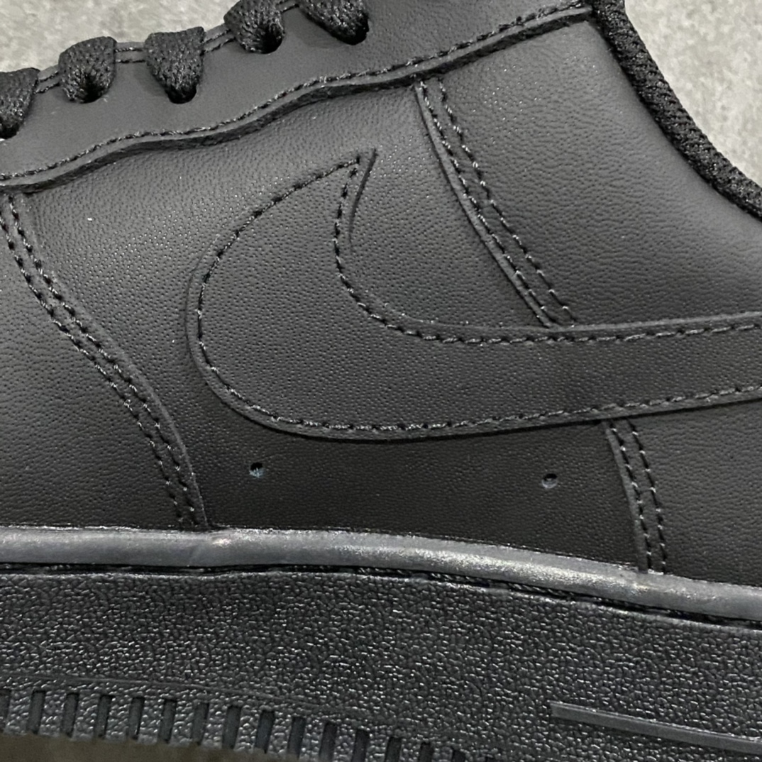 图片[5]-细节补充： 1.做旧铁扣 正品也是如此 轻微做旧，而不是全新的那种 2.后跟刺绣饱满 3.后跟定型 反口里自然无褶皱 4.鞋垫印花不易掉 印花花纹和正品无差别 5.勾子干净无暇 勾尖内收 针车均匀工整 6.鞋垫中2/3刷胶 同步正品 7.新版中底 正品一致 8.鞋舌织唛标刺绣感受一下 9.原标几率过验💪🏻   独家纯原版Air Force 1 空军全黑 纯黑低帮出货 货号：CW2288-001 黑色终于出货 此工厂纯白空军广受大家认可 黑色出货即巅峰 代表着天花板品质的存在 原楦头打造完美鞋型 鞋头坡度同步原鞋 原厂硬质头层皮打造 耐穿耐造穿久不变形 非市场各种假皮料 穿一段时间全是褶皱或者破皮 灵魂勾子 勾尖内收 效果同步正品 玻璃刀裁片 裁边清洁度超高 冲孔圆润无暇 刺绣饱满 中底刷胶同步正品 种地内置气垫，各种细节多次校对，只为还原正品一样效果💪🏻价格不杀猪，毕竟正品不算贵！ 尺码：35.5-46-选品中心