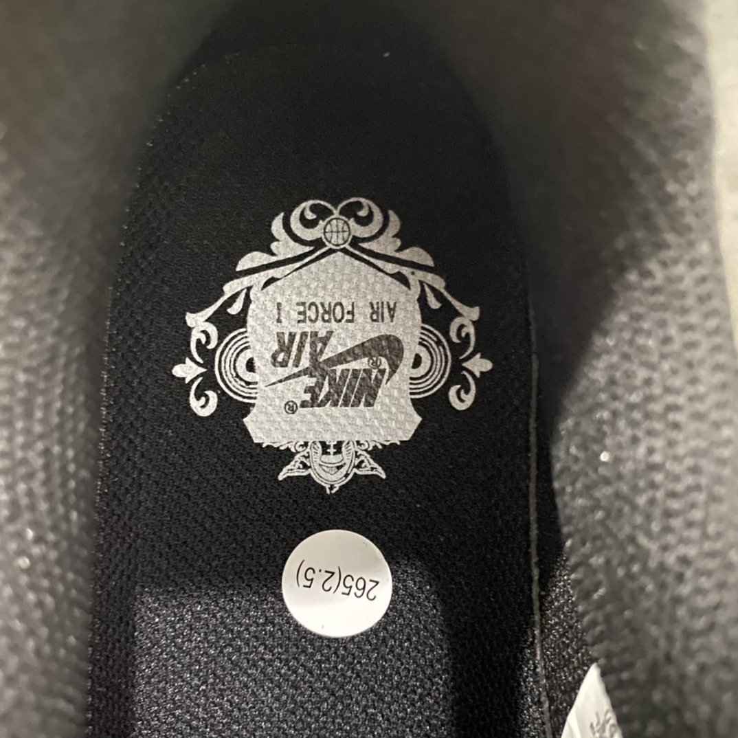 图片[4]-细节补充： 1.做旧铁扣 正品也是如此 轻微做旧，而不是全新的那种 2.后跟刺绣饱满 3.后跟定型 反口里自然无褶皱 4.鞋垫印花不易掉 印花花纹和正品无差别 5.勾子干净无暇 勾尖内收 针车均匀工整 6.鞋垫中2/3刷胶 同步正品 7.新版中底 正品一致 8.鞋舌织唛标刺绣感受一下 9.原标几率过验💪🏻   独家纯原版Air Force 1 空军全黑 纯黑低帮出货 货号：CW2288-001 黑色终于出货 此工厂纯白空军广受大家认可 黑色出货即巅峰 代表着天花板品质的存在 原楦头打造完美鞋型 鞋头坡度同步原鞋 原厂硬质头层皮打造 耐穿耐造穿久不变形 非市场各种假皮料 穿一段时间全是褶皱或者破皮 灵魂勾子 勾尖内收 效果同步正品 玻璃刀裁片 裁边清洁度超高 冲孔圆润无暇 刺绣饱满 中底刷胶同步正品 种地内置气垫，各种细节多次校对，只为还原正品一样效果💪🏻价格不杀猪，毕竟正品不算贵！ 尺码：35.5-46-选品中心